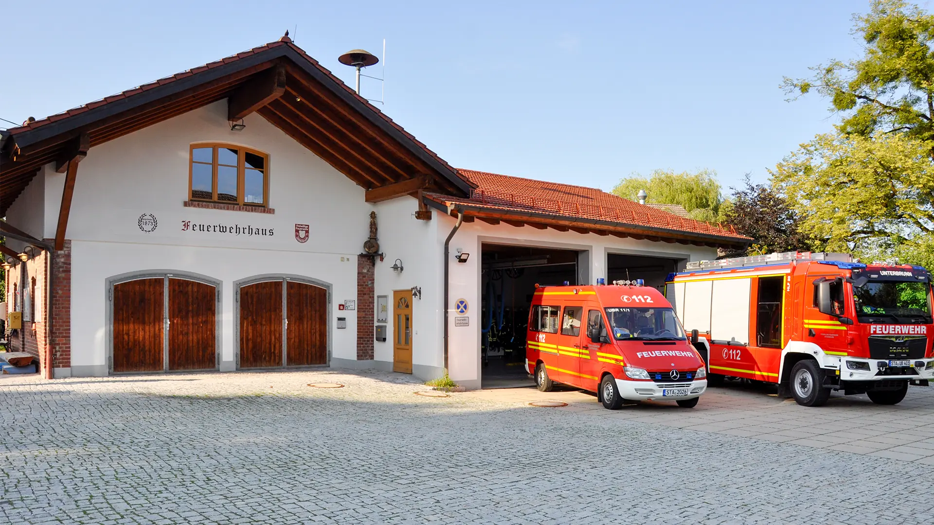 FFW Unterbrunn Gerätehaus plus Fahrzeuge